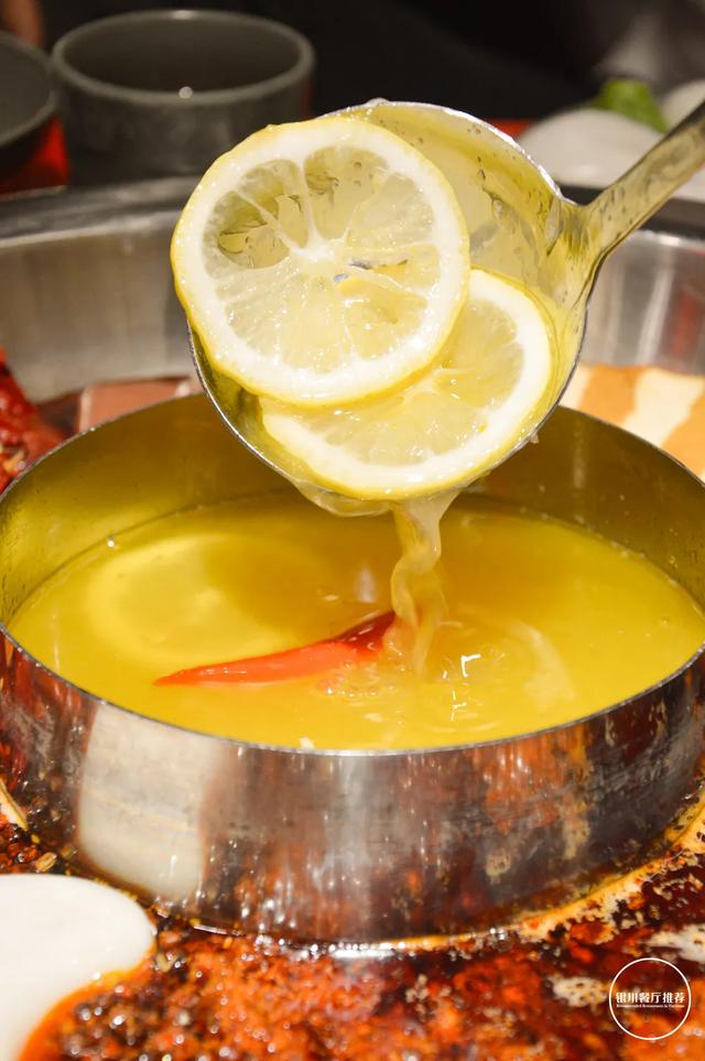 而一旦选择了这个柠檬金汤锅底,必须赶紧来一份儿最适合它的肥牛!