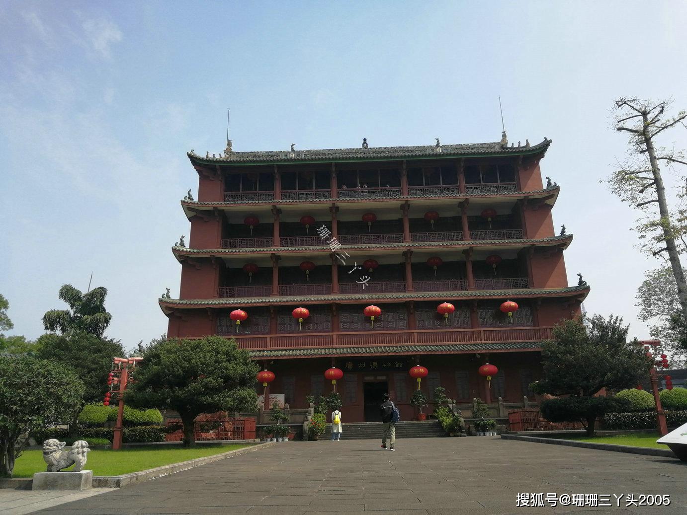 广州现存明代最大的石狮子放在老城标门前游客是红色