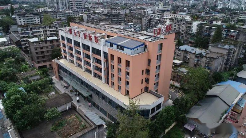 雅安仁康医院大楼虽然发现小便有血尿,王老伯却因无症状而不重视,以为