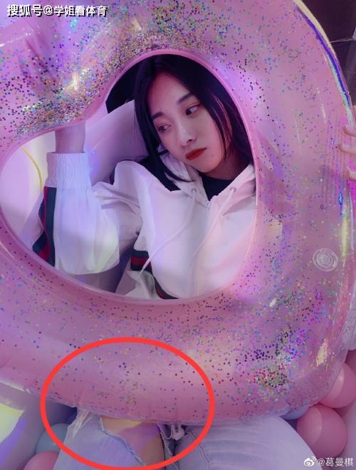 中国女飞人跑步时肚皮有块"遮羞布",今晒出生活照,被赞颜值高_葛曼棋