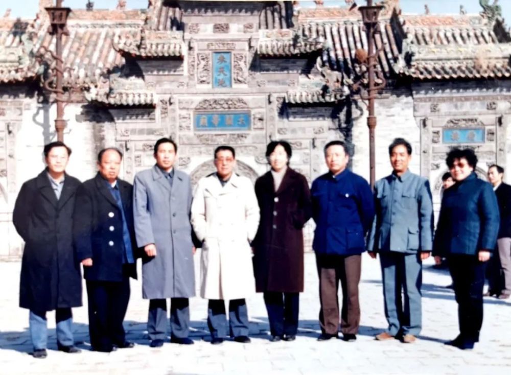 1986年,王尚林(左四)与时任半月谈通联部主任刘益清(左五)等同志合影