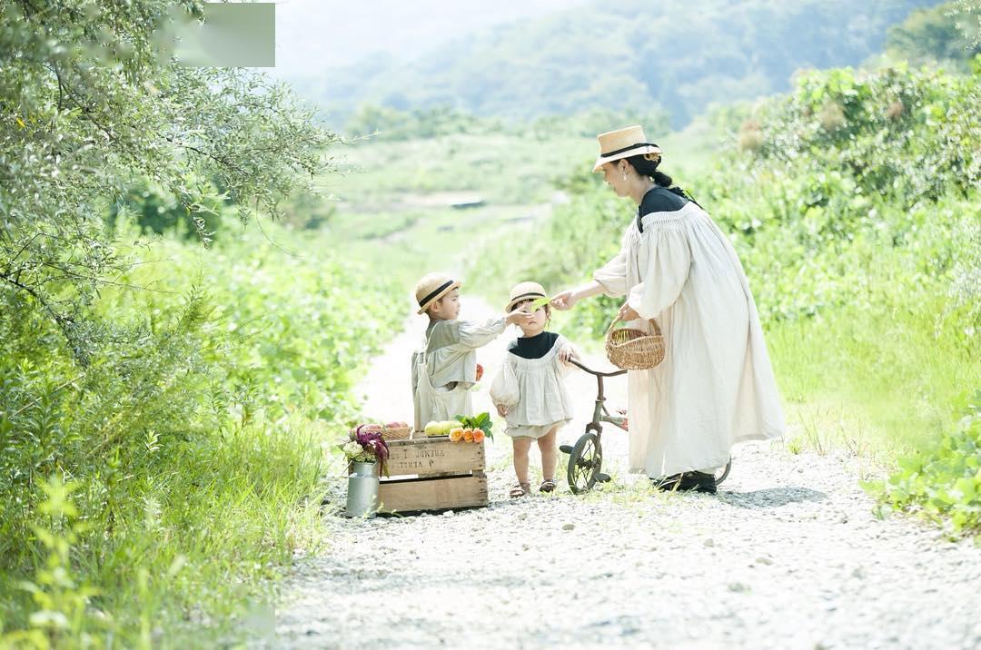 一家四口住进小木屋不要客厅没有电视却活成了最快乐的样子