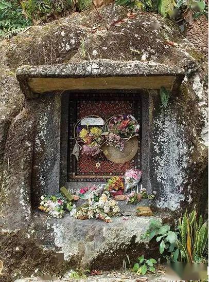 当地的艺匠只参照一帧"病人"遗照便能制成形神俱俏的木波罗雕像,以