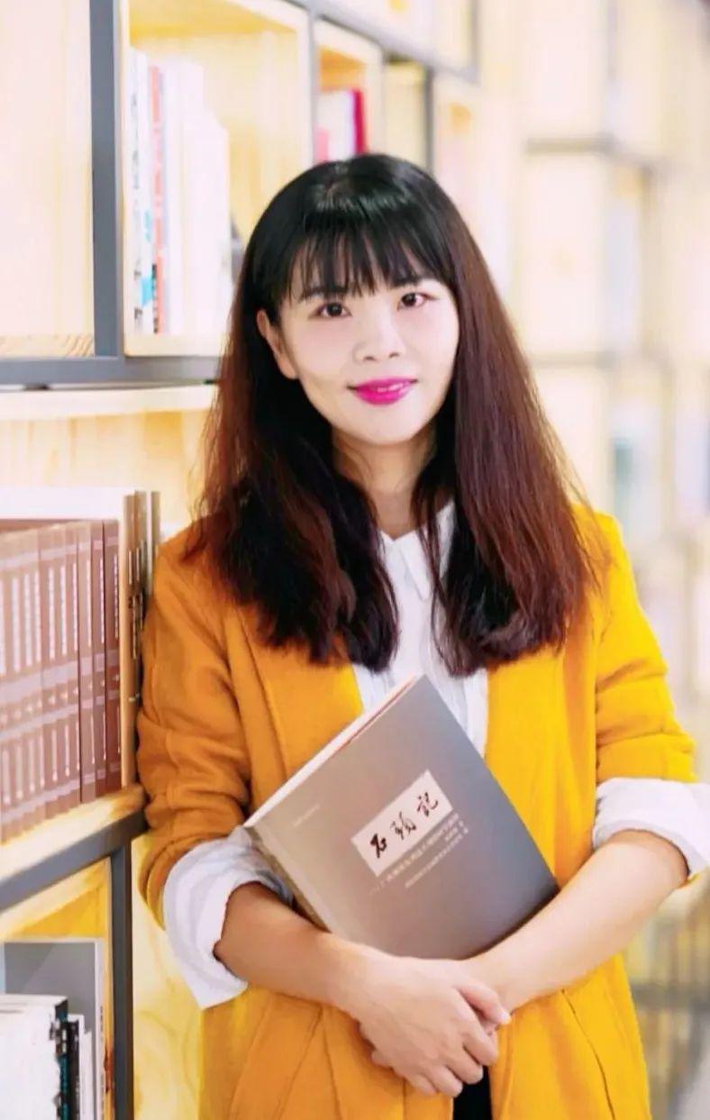 为大家邀请的嘉宾是柳州作家,柳州高级中学副校长,语文高级老师卢涛