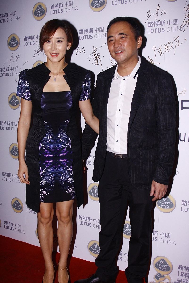 胡静携老公出席活动修身礼服加个马甲显壮硕大11岁老公很年轻