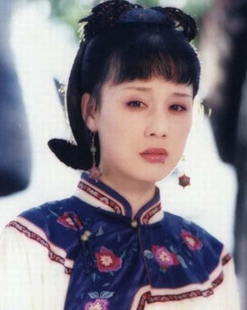 2001年电视剧《康熙王朝》中,李建群饰演虚构人物容妃,女儿为蓝齐儿