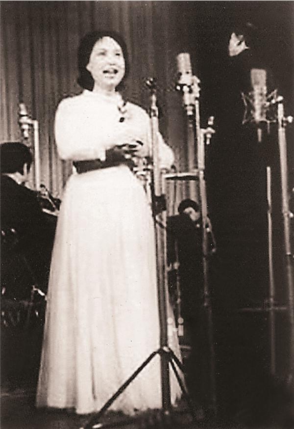 介绍的是一位哈尔滨人永远不能忘记的歌唱家,她就是写满传奇的张权