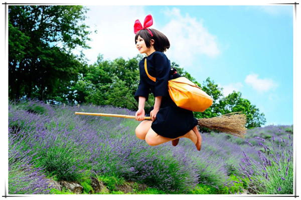 原创宫崎骏动画真人cos小魔女萌翻众人奶奶版苏菲神还原