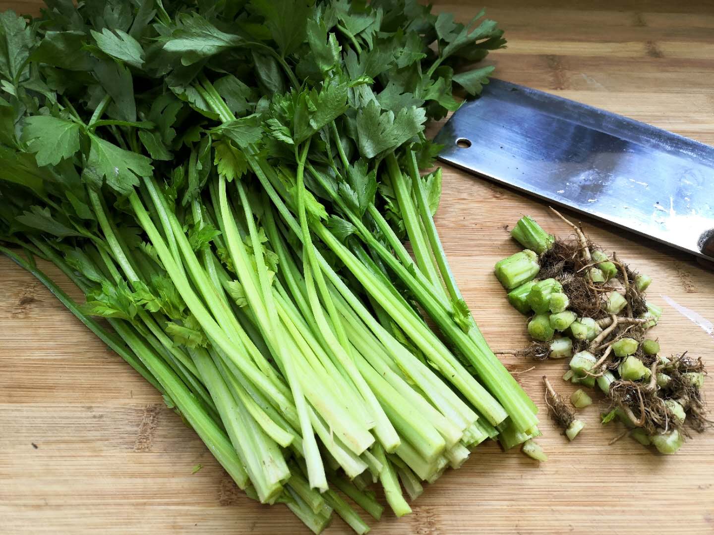 2,麦芹菜再清洗干净后控水.3,切成小段.