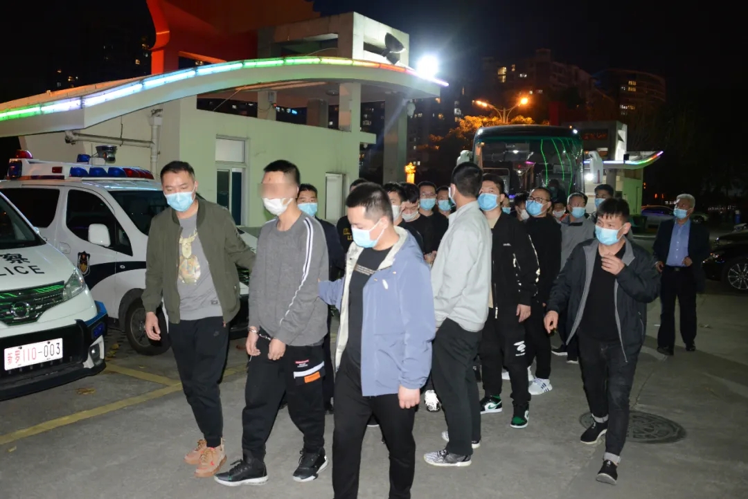 永济警方捣毁一个网络电信诈骗团伙 抓获并押解13人归来