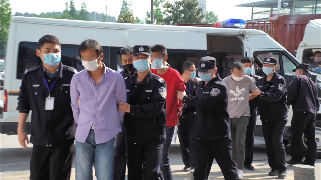 荆门中天街一珠宝店发生抢夺案3名嫌疑人17小时落网