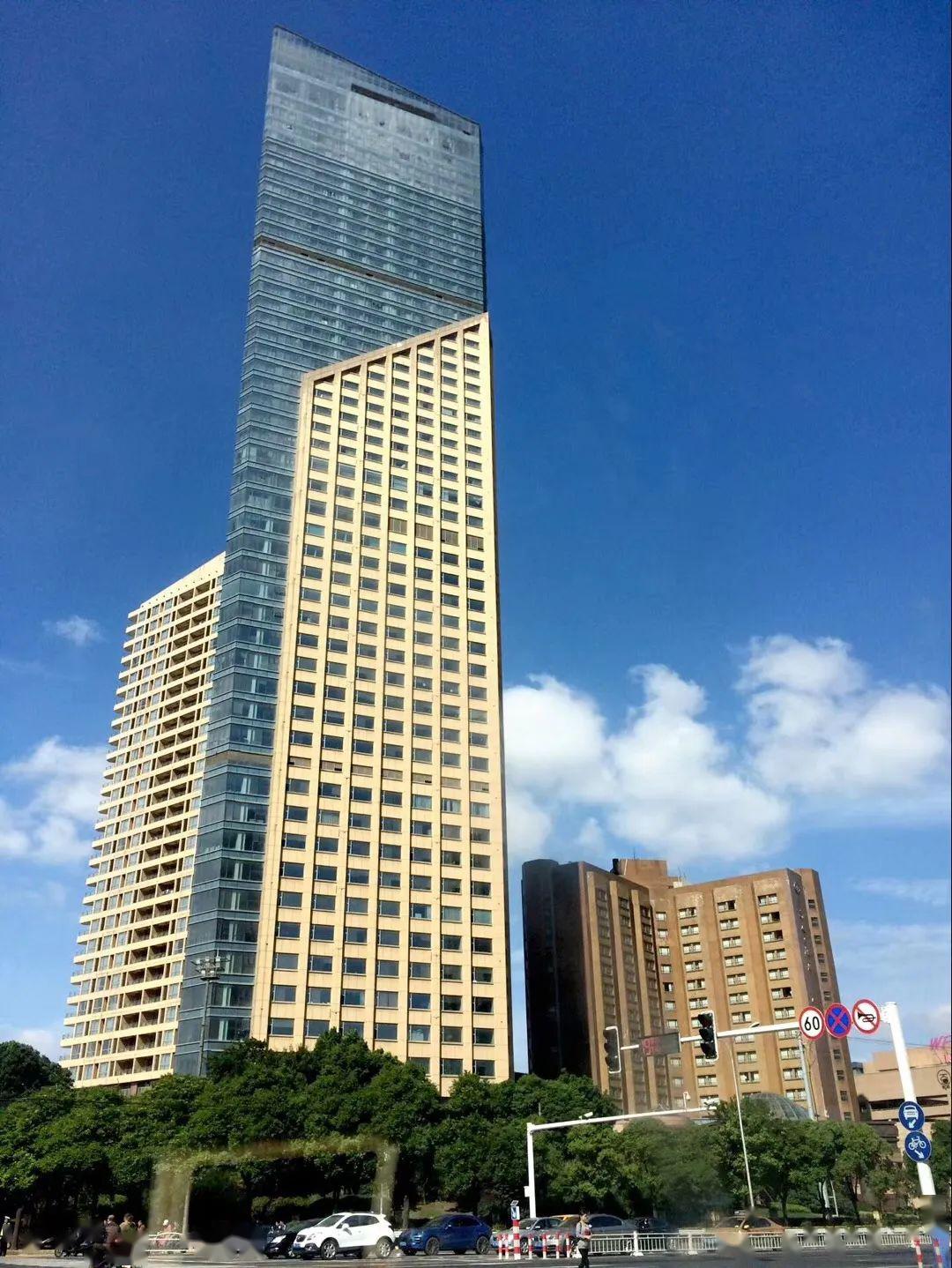 南通大饭店是一家老字号的高档旅游涉外饭店,是集客房,酒店式公寓