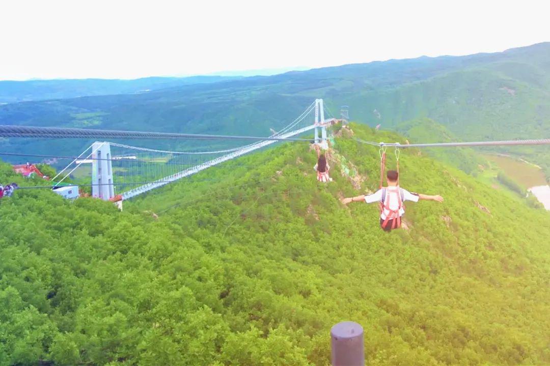 高空滑索琵岩山中有一片花海仙境是延边境内面积最大,种类最多的种植