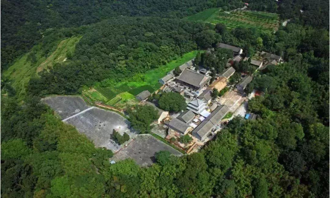 东临丹江,与丹江大观苑景区隔河相望;北接坐禅谷景区