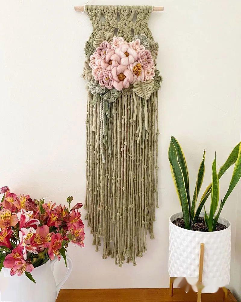 盛开在编织挂毯里的花朵