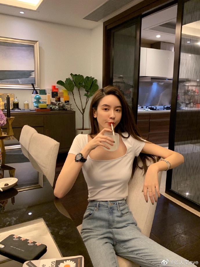 张大奕直播完一大早营业大秀长腿小蛮腰一脸傲慢胜利者模样