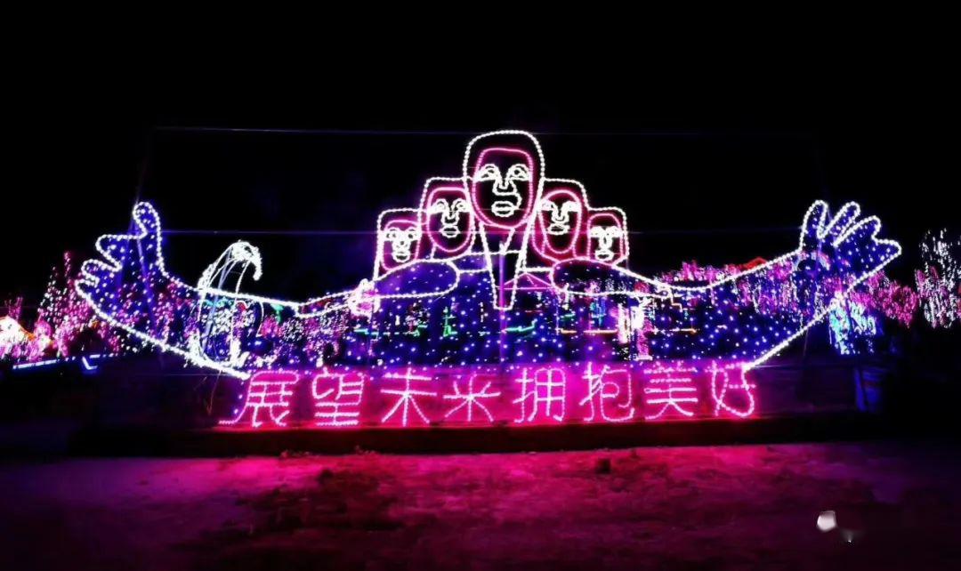 高州市区风景区粤龙山五一开园一家大小漫步赏花看灯光秀