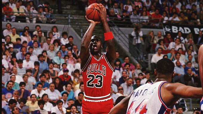 原创篮球之神当之无愧乔丹曾穿小号球鞋砍42分赛后袜子被血浸透了