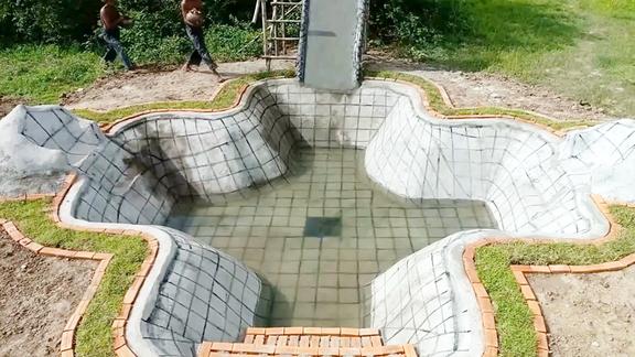 农村哥俩的露天游泳池终于完工了天热了游个泳冲冲浪快活极了