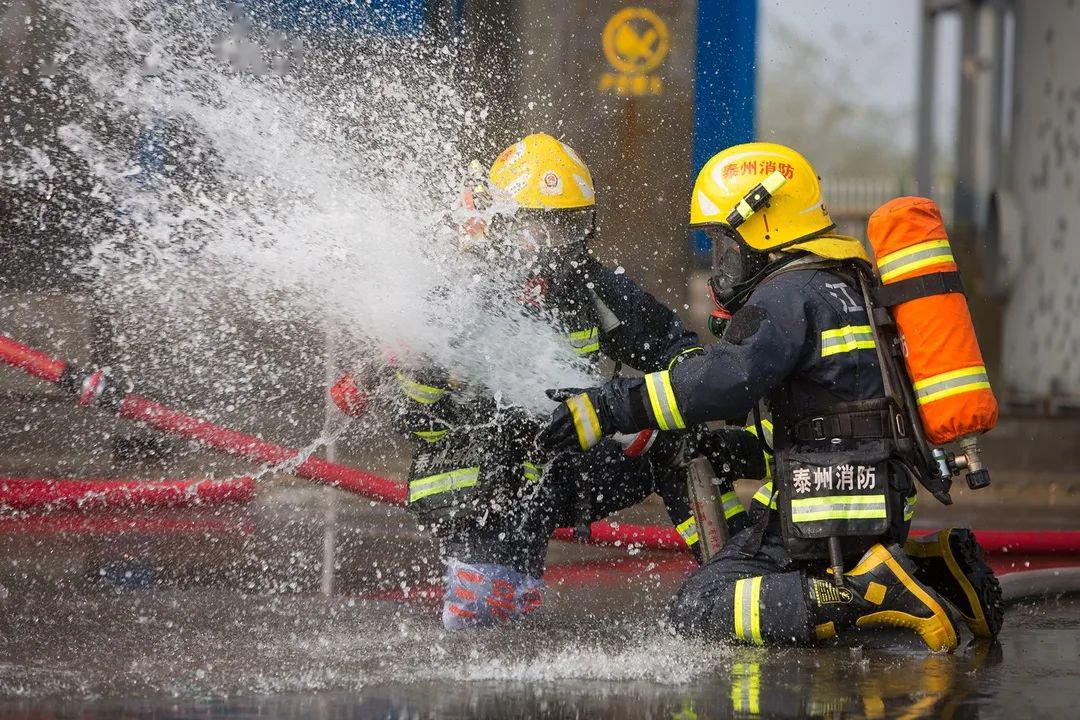 五一特刊消防员用坚守诠释劳动最光荣