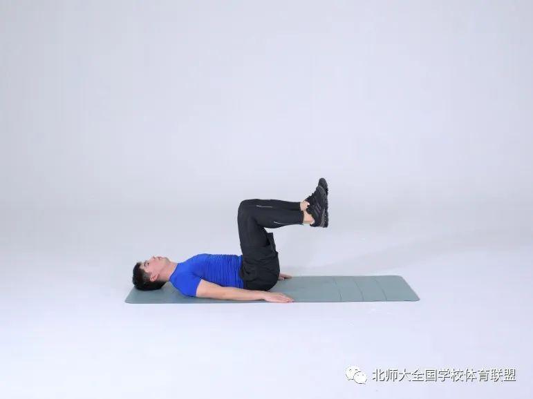 拉伸放松支撑纵叉跪地压肩小贴士温馨提示注意周围环境,确保训练安全!