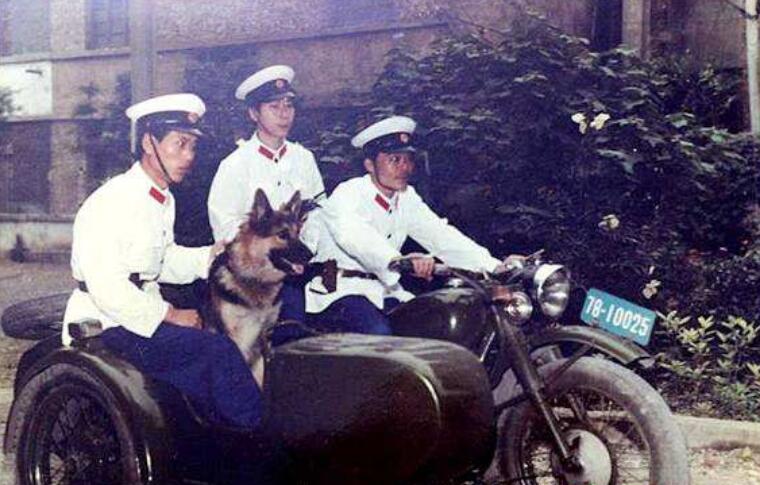90年代警服图片