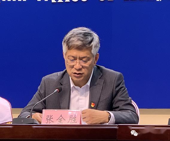 据我市疫情防控指挥部副指挥长,市政府秘书长张全胜介绍,信阳市一方面