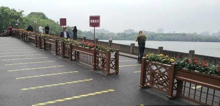 穿上黄色一米线的断桥在时时刻刻提醒游客注意这件事