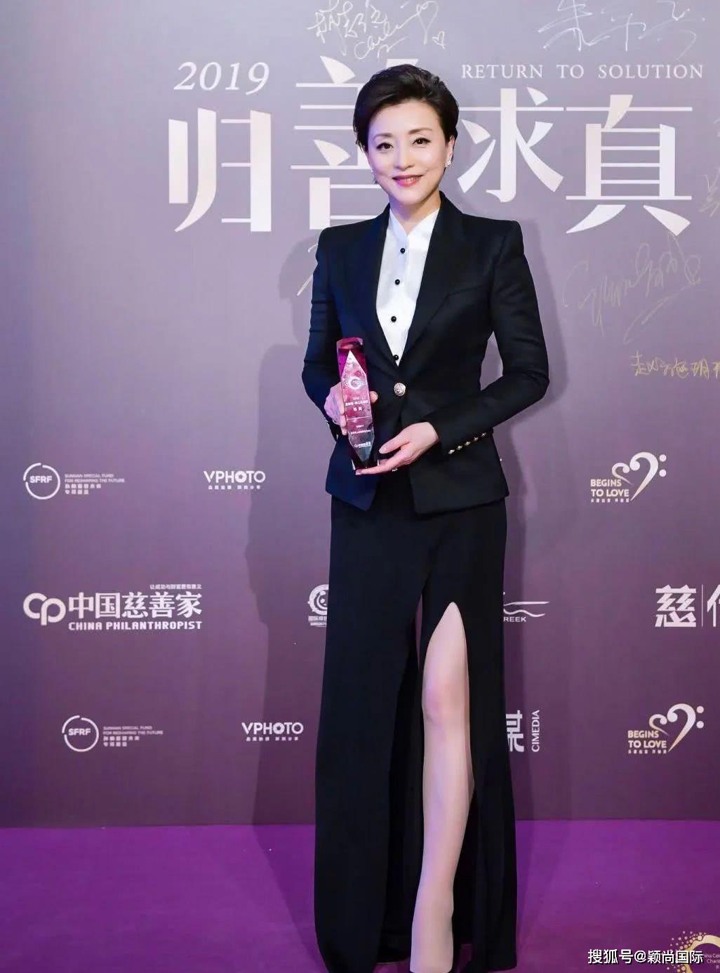 52岁杨澜和老公同框在老公面前变娇小可人相差2岁像隔代人