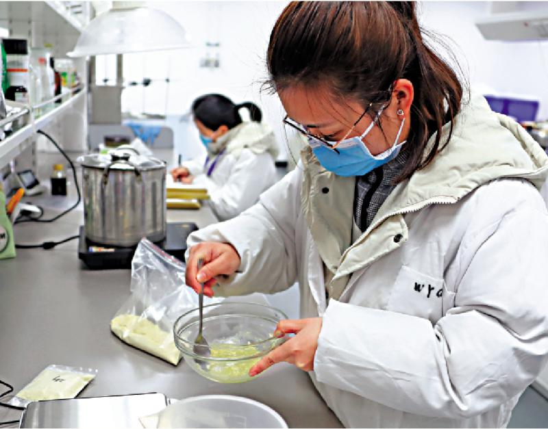 科研人员在研制产品