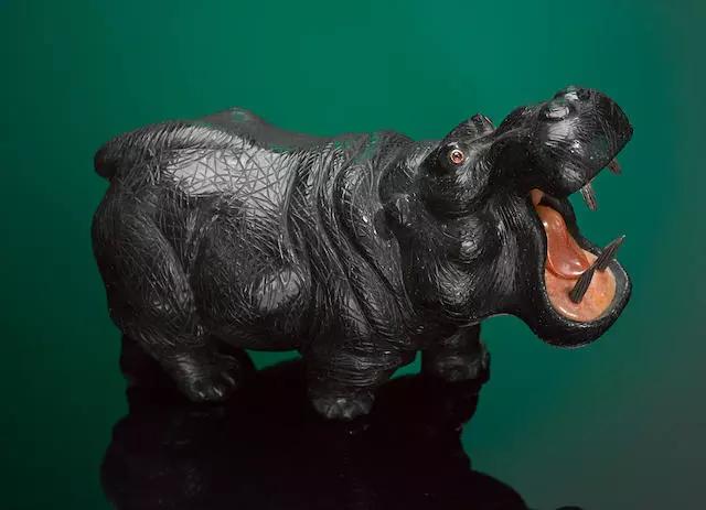 河马主体:碧玉眼睛:红宝石口腔:石英18黑豹主体:虎眼石19鱼主体:海蓝