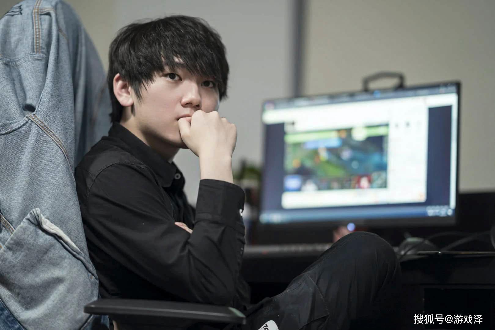 jkl登顶最受欢迎adc榜单,uzi看后沉默不语,1小时后神反转