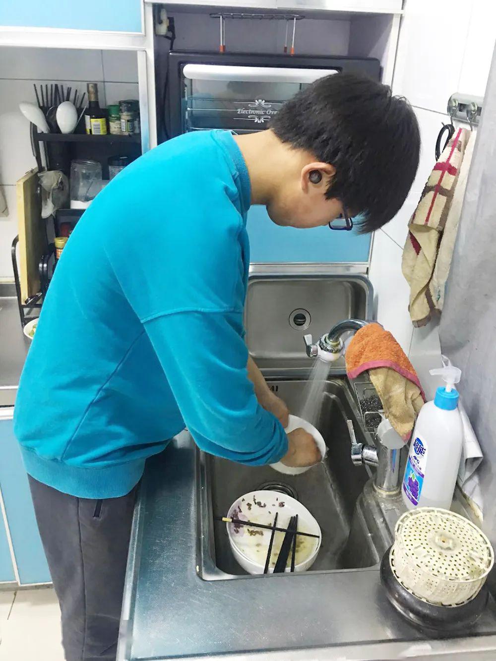 学生荟春暖花开日劳动教育正当时一起来看看镜头下宝山学子的劳动美