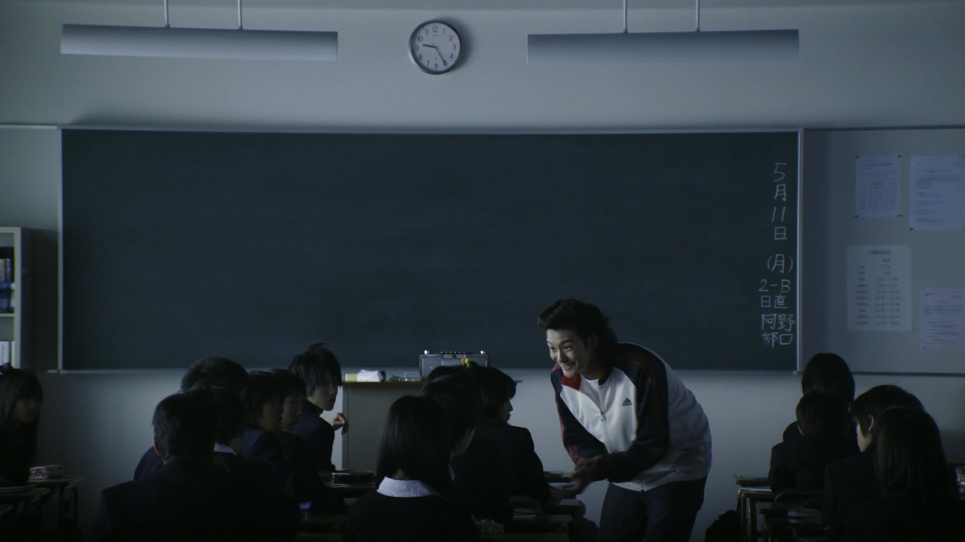 新来的班主任是个叫寺田良辉的热血青年a和往常一样来学校b却请了长假