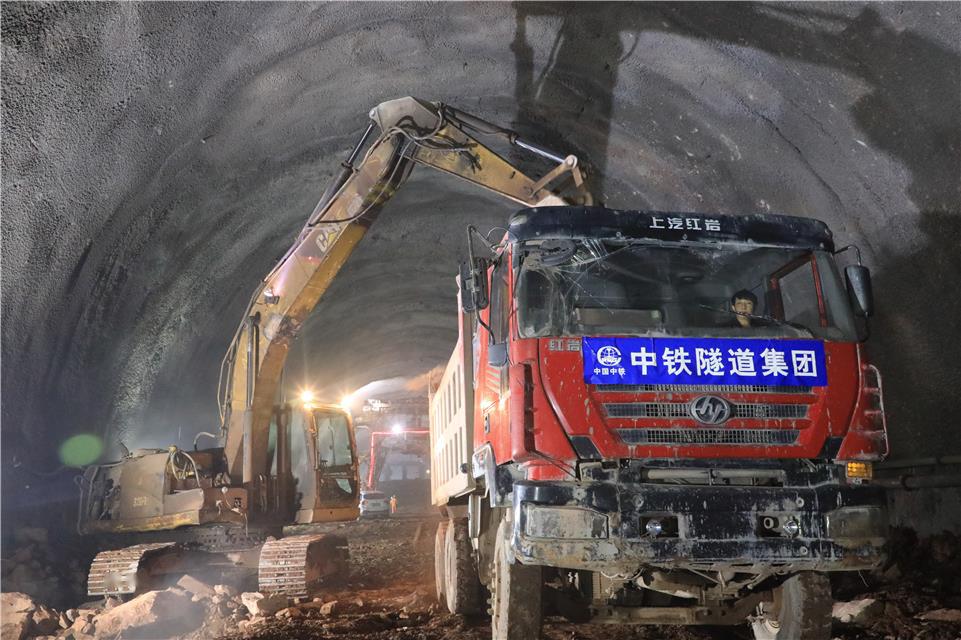 设计时速350公里,共设8个站点,北起张家界市,经湘西州吉首市,南接怀化