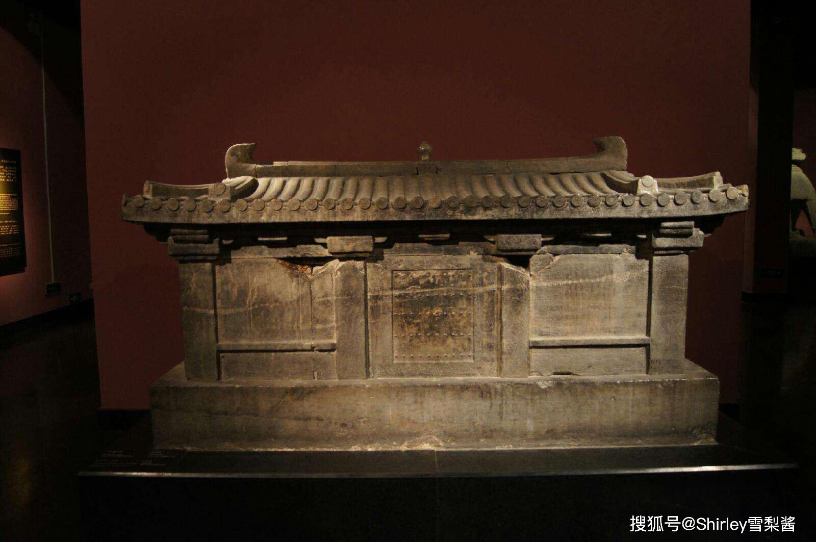 原创被诅咒的神秘石棺刻有开者即死四字1400年来无盗墓贼敢动