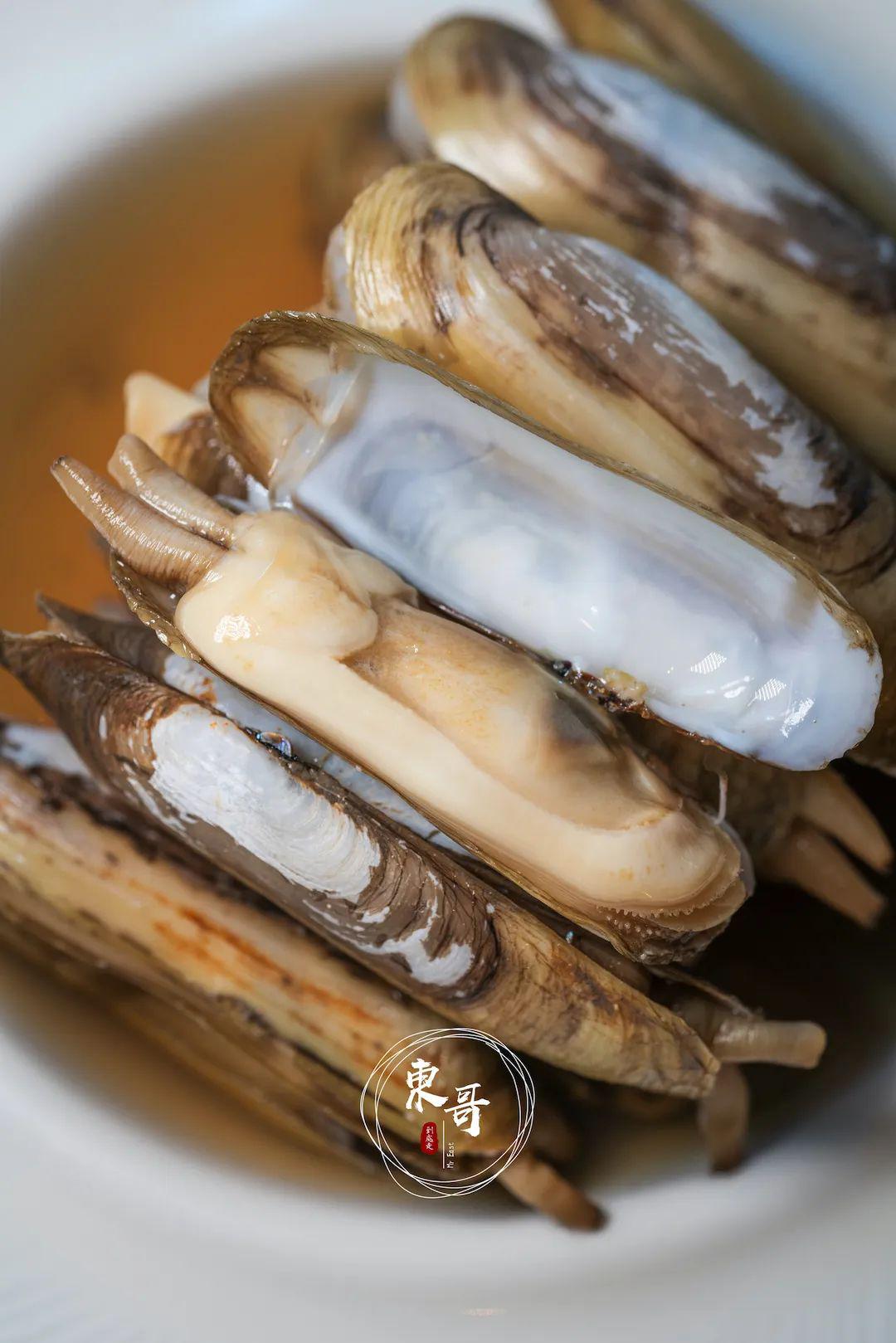 冰爽酒糟蛏,哆头蛏的鲜味搭配酒香一流,吸满酒糟汁的蛏子散发淡淡的酒