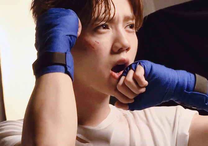 原创鹿晗练拳被抓拍,金发被汗水打湿,看清受伤的正脸"颜霸"名副其实