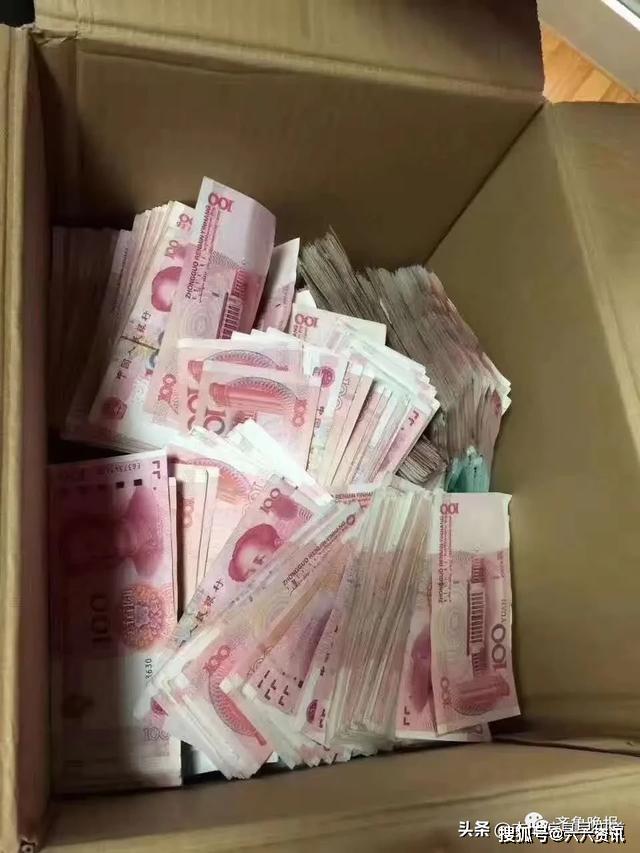 驚呆!濟南一男子坐在大廈樓頂,撒了十幾萬現金