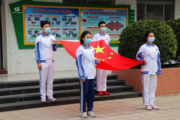 特别的升旗仪式永恒的爱国情怀汕头市飞厦中学五一升旗仪式