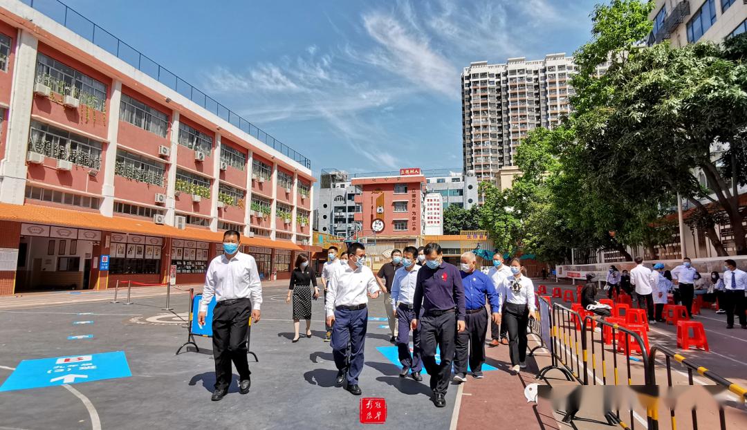 深圳市派驻宝安指导组莅临冠华学校视导复学表示满意