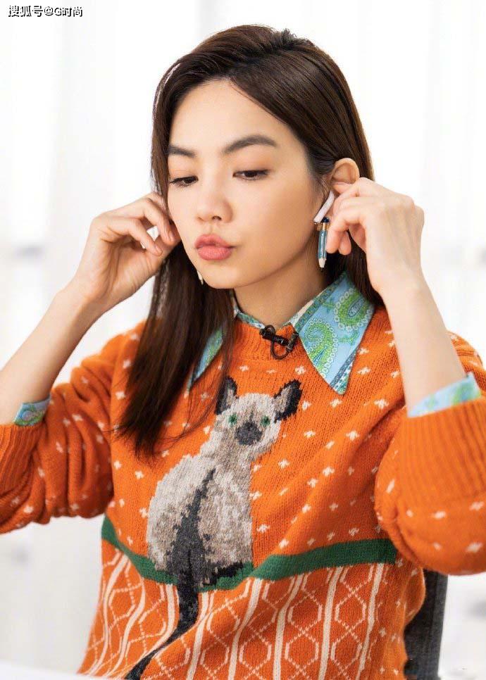 陈嘉桦身穿卡通毛衣搭配牛仔裤 率性俏皮的造型