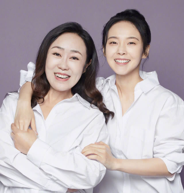 同样携母亲出镜,焦俊艳妈皮肤白皙戴发箍有酒窝,张佳宁妈显老_妈妈