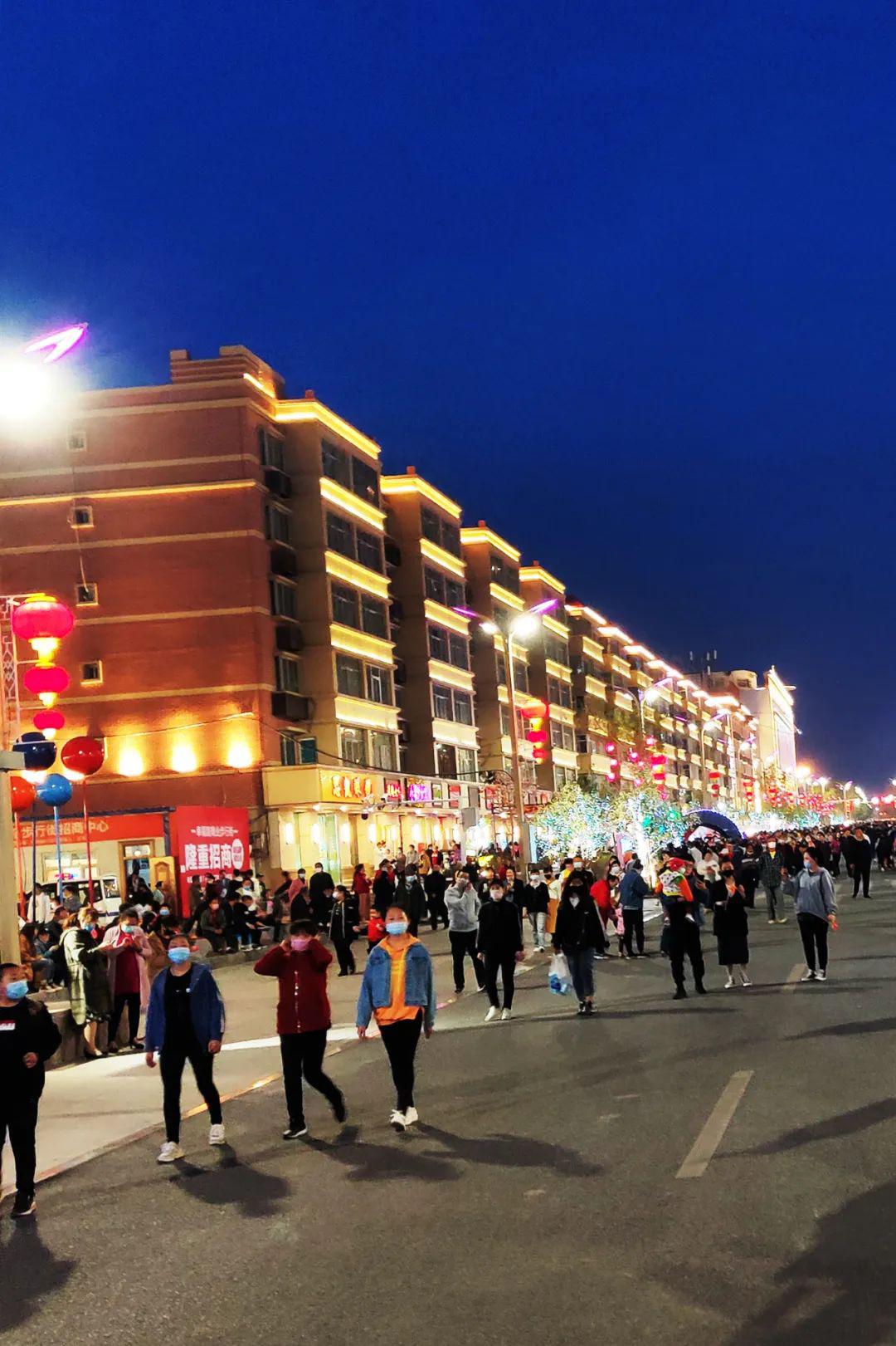 这几天,每到华灯初上,石河子幸福路商业街游人如织,热闹异常,日均营业