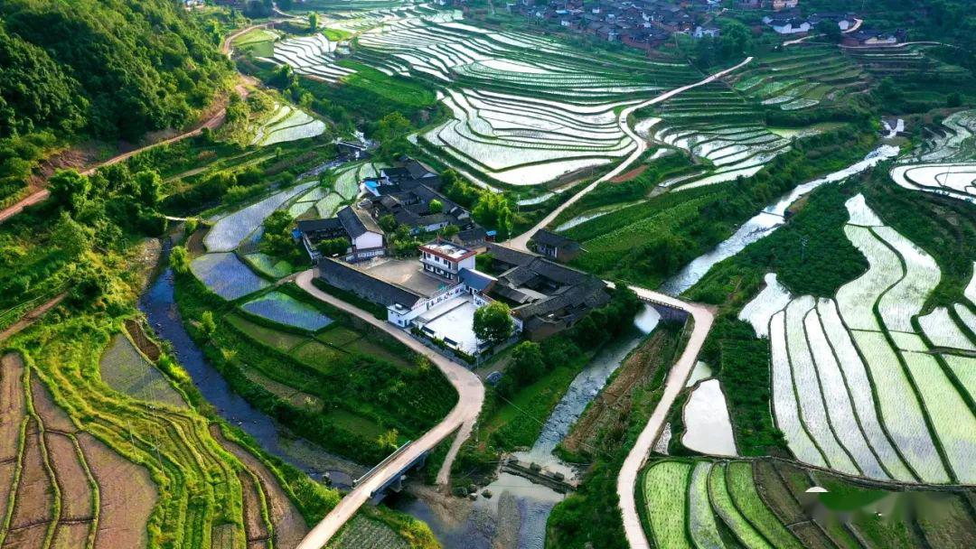 会理县小黑箐镇历史文化底蕴深厚,自然条件优越,按照乡村振兴发展,以"