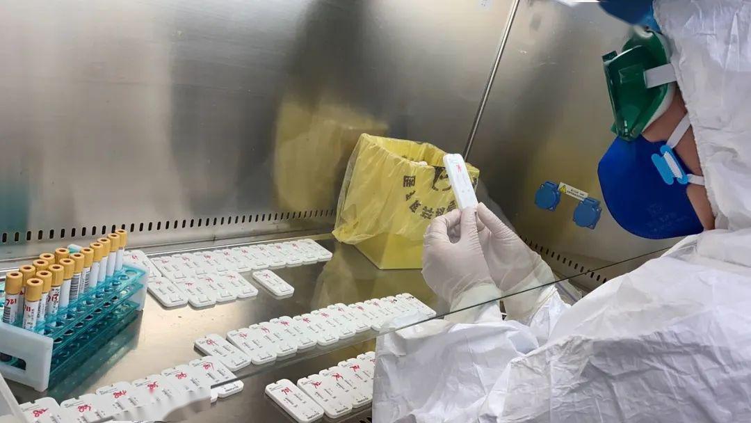 内,在大家的共同努力下,我科共完成全院约3220人次的血清新冠抗体检测