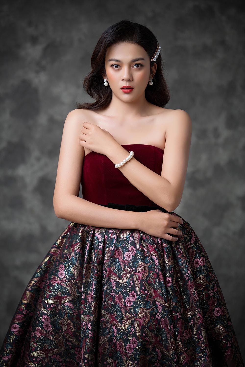 中印混血谈莉娜肤色黑选择酒红色穿抹胸裙也挡不住的丰盈感