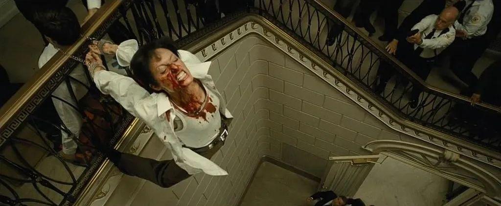 茱莉用手铐勒死敌人,刺激!茱莉在极速行驶的车顶跳跃,刺激!