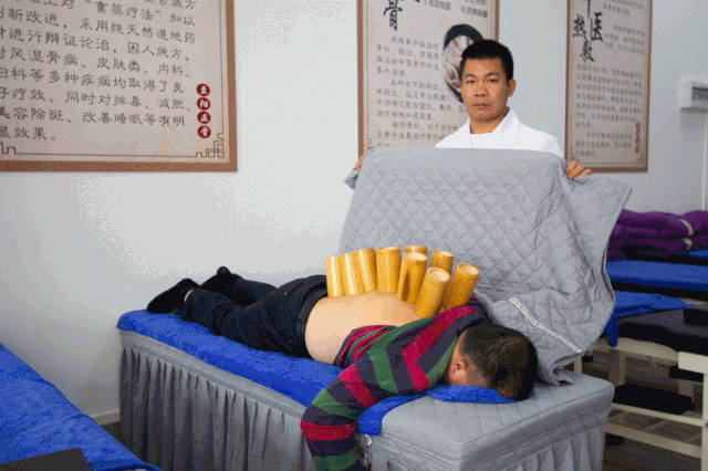 中药热敷中药熏蒸30分钟热敷或熏蒸完,师傅再给患者进行推拿按摩,疏通