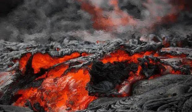 和岩浆跳舞的摄影师